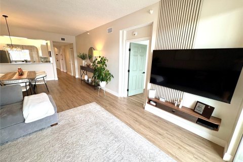 Condo in Tamarac, Florida, 2 bedrooms  № 2047216 - photo 14