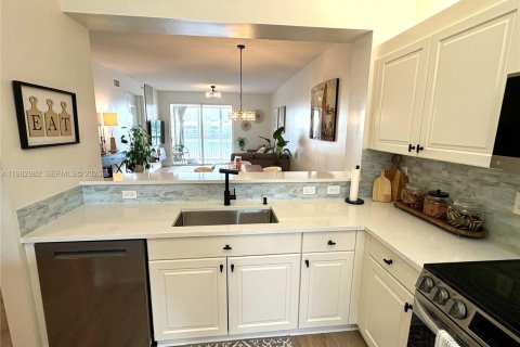 Condo in Tamarac, Florida, 2 bedrooms  № 2047216 - photo 7