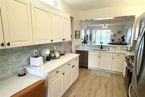 Condo in Tamarac, Florida, 2 bedrooms  № 2047216 - photo 5