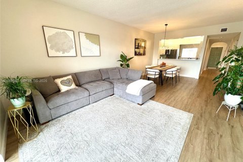 Condo in Tamarac, Florida, 2 bedrooms  № 2047216 - photo 13