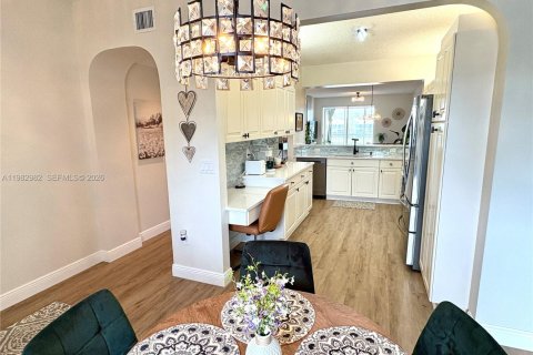 Condo in Tamarac, Florida, 2 bedrooms  № 2047216 - photo 4