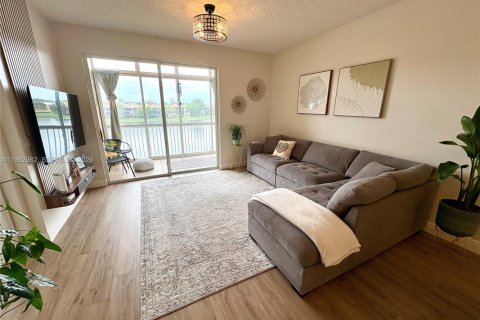 Condo in Tamarac, Florida, 2 bedrooms  № 2047216 - photo 11