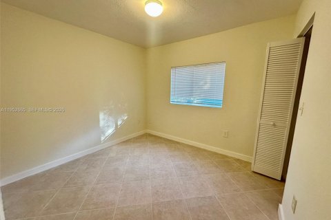 Casa en alquiler en Miami, Florida, 3 dormitorios № 2010389 - foto 4