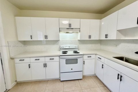 Casa en alquiler en Miami, Florida, 3 dormitorios № 2010389 - foto 2