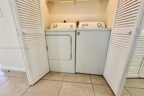 Casa en alquiler en Miami, Florida, 3 dormitorios № 2010389 - foto 10