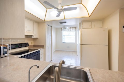Condo in Margate, Florida, 2 bedrooms  № 1891222 - photo 19
