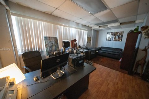 Commercial property in Miami, Florida № 2158370 - photo 26