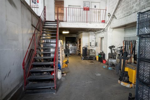 Commercial property in Miami, Florida № 2158370 - photo 17