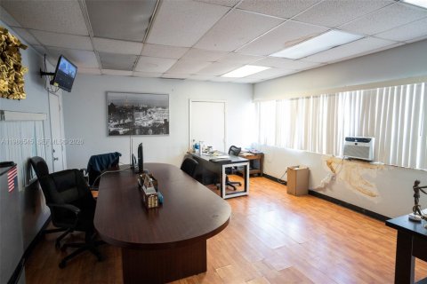 Commercial property in Miami, Florida № 2158370 - photo 24