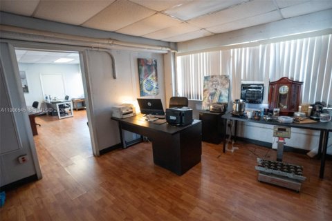 Commercial property in Miami, Florida № 2158370 - photo 21
