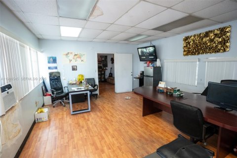 Commercial property in Miami, Florida № 2158370 - photo 22