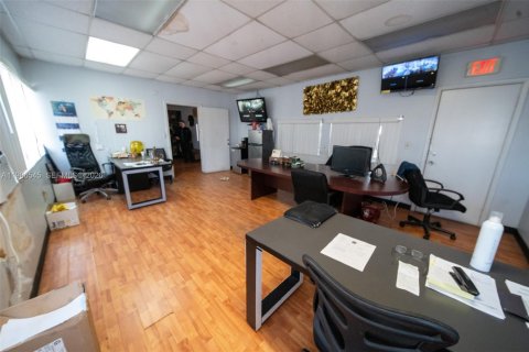 Commercial property in Miami, Florida № 2158370 - photo 25