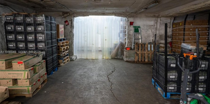 Commercial property in Miami, Florida № 2158370