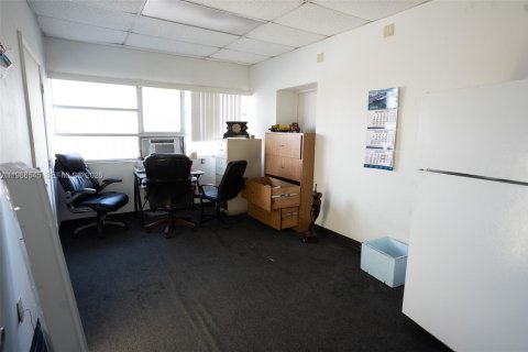 Commercial property in Miami, Florida № 2158370 - photo 28