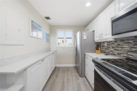 Copropriété à vendre à Redington Shores, Floride: 2 chambres, 102.47 m2 № 2125267 - photo 15