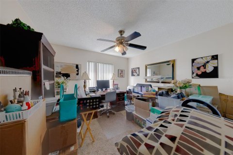 Condo in Palm Harbor, Florida, 3 bedrooms № 2267498 - photo 28