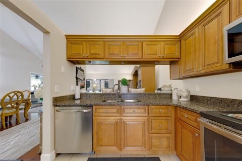 Condo in Palm Harbor, Florida, 3 bedrooms № 2267498 - photo 6