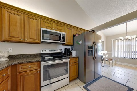 Condo in Palm Harbor, Florida, 3 bedrooms № 2267498 - photo 7