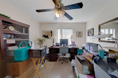 Condo in Palm Harbor, Florida, 3 bedrooms № 2267498 - photo 29