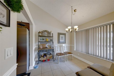 Condo in Palm Harbor, Florida, 3 bedrooms № 2267498 - photo 12