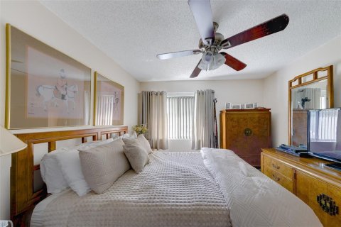 Condo in Palm Harbor, Florida, 3 bedrooms № 2267498 - photo 27