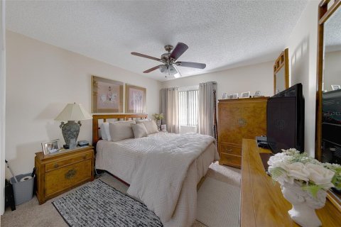 Condo in Palm Harbor, Florida, 3 bedrooms № 2267498 - photo 25
