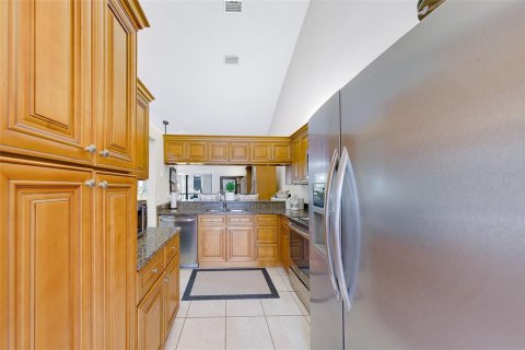 Condo in Palm Harbor, Florida, 3 bedrooms № 2267498 - photo 9