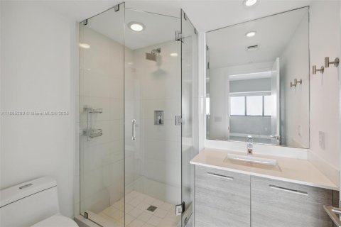 Condo in Miami, Florida, 2 bedrooms  № 1930637 - photo 24