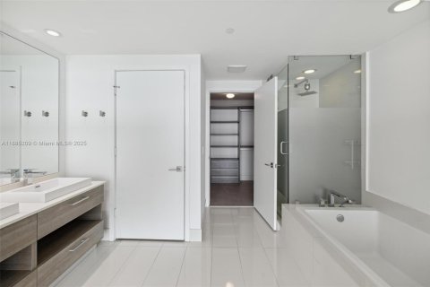 Condo in Miami, Florida, 2 bedrooms  № 1930637 - photo 18