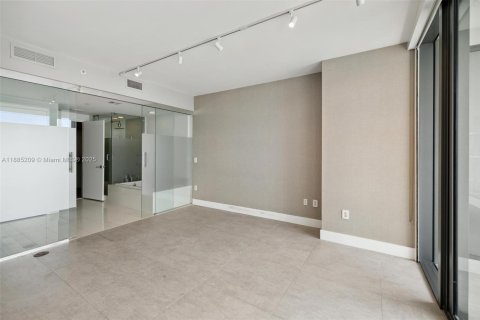 Condo in Miami, Florida, 2 bedrooms  № 1930637 - photo 15
