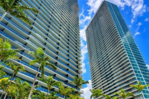 Condo in Miami, Florida, 2 bedrooms  № 1930637 - photo 1