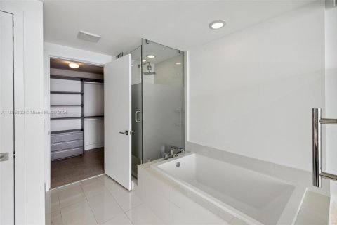Condo in Miami, Florida, 2 bedrooms  № 1930637 - photo 17
