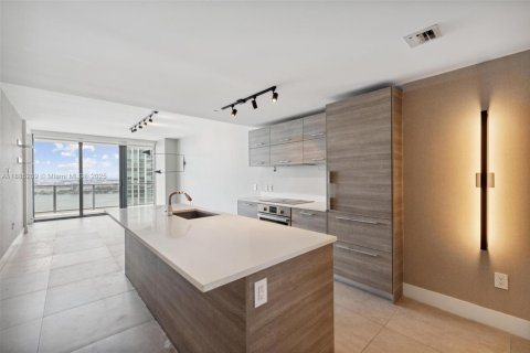 Condo in Miami, Florida, 2 bedrooms  № 1930637 - photo 5