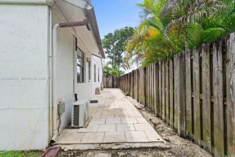 Villa ou maison à vendre à Davie, Floride: 4 chambres, 176.89 m2 № 2384621 - photo 11