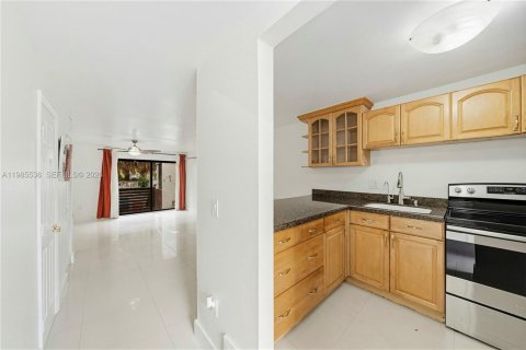 Touwnhouse à vendre à Miami, Floride: 2 chambres, 92.9 m2 № 2255039 - photo 7