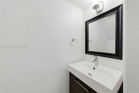 Touwnhouse à vendre à Miami, Floride: 2 chambres, 92.9 m2 № 2255039 - photo 12