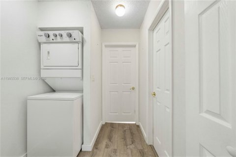 Touwnhouse à vendre à Miami, Floride: 2 chambres, 92.9 m2 № 2255039 - photo 17