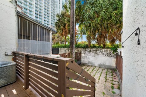 Touwnhouse à vendre à Miami, Floride: 2 chambres, 92.9 m2 № 2255039 - photo 19