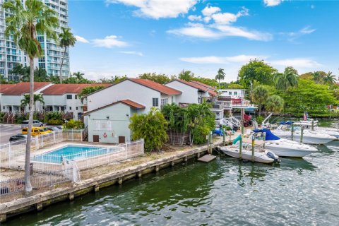 Touwnhouse à Miami, Floride 2 chambres, 92.9 m2 № 2255039