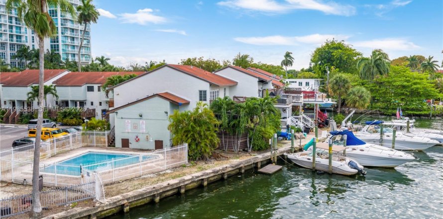 Touwnhouse à Miami, Floride 2 chambres, 92.9 m2 № 2255039