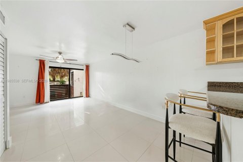 Touwnhouse à vendre à Miami, Floride: 2 chambres, 92.9 m2 № 2255039 - photo 10