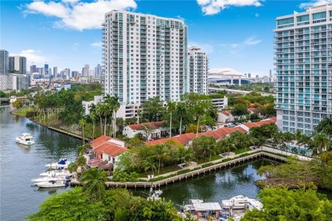Touwnhouse à vendre à Miami, Floride: 2 chambres, 92.9 m2 № 2255039 - photo 4