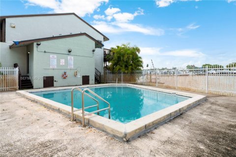 Touwnhouse à vendre à Miami, Floride: 2 chambres, 92.9 m2 № 2255039 - photo 20