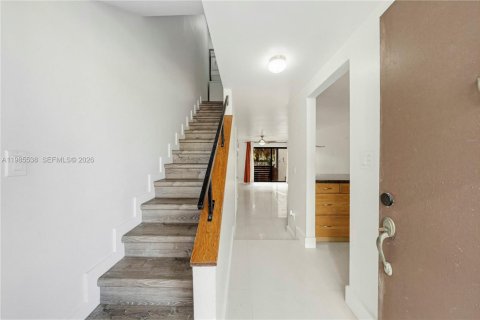 Touwnhouse à vendre à Miami, Floride: 2 chambres, 92.9 m2 № 2255039 - photo 8