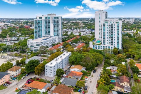 Touwnhouse à vendre à Miami, Floride: 2 chambres, 92.9 m2 № 2255039 - photo 3
