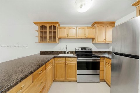 Touwnhouse à vendre à Miami, Floride: 2 chambres, 92.9 m2 № 2255039 - photo 9