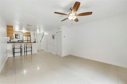 Touwnhouse à vendre à Miami, Floride: 2 chambres, 92.9 m2 № 2255039 - photo 11
