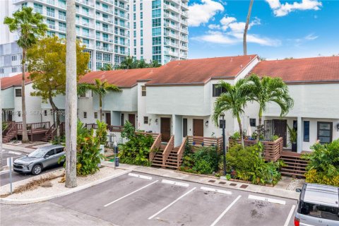 Touwnhouse à vendre à Miami, Floride: 2 chambres, 92.9 m2 № 2255039 - photo 2