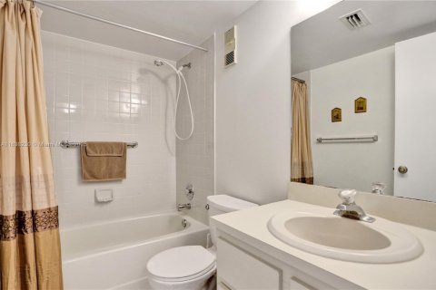 Condo in Pompano Beach, Florida, 2 bedrooms  № 1830146 - photo 15