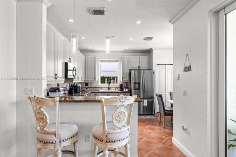 Casa en venta en Miami, Florida, 4 dormitorios, 275.36 m2 № 1969489 - foto 18